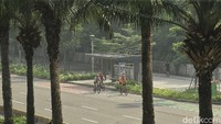 Sejumlah warga bersepeda di salah satu ruas jalan Ibu Kota yang tampak lengang di kala Lebaran.