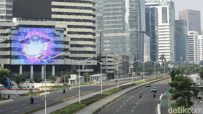 Hiruk pikuk aktivitas warga di Jakarta membuat kota itu selalu sibuk oleh berbagai kegiatan. Namun suasana Ibu Kota hari ini tampak lengang di kala Lebaran.