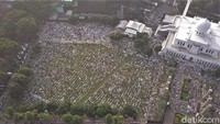 Penampakan dari udara pelaksanaan salat Id di Masjid Agung Al Azhar Jakarta.
