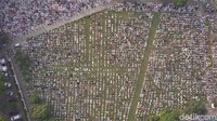 Salat Id pun dilakukan di lapangan terbuka sekitar bangunan masjid.