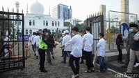 Guna mencegah penyebaran virus Corona, protokol kesehatan pun diterapkan dengan ketat saat penyelenggaraan salat Id berlangsung.