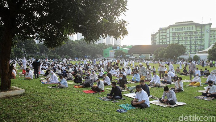 Masjid Agung Al Azhar jadi salah satu masjid yang gelar salat Idul Fitri di Ibu Kota. Seperti apa pelaksanaan salat Id di masjid tersebut? Berikut potretnya.