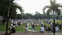 Salat Id di Masjid Agung Al Azhar sesuai rencana dimulai pukul 07.00 WIB. Pengurus masjid tetap menekankan pentingnya protokol kesehatan pada para jemaah.