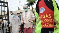 Salah satunya adalah para jemaah yang hendak melaksanakan salat Id di Masjid Agung Al Azhar akan lebih dahulu diperiksa suhu tubuhnya saat akan memasuki kompleks masjid.
