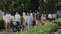 Sejumlah warga berdatangan ke Masjid Agung Al Azhar untuk melaksanakan salat Id.