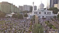 Masjid Agung Al Azhar, Kebayoran Baru, Jakarta Selatan, menjadi salah satu masjid yang mengadakan salat Idul Fitri 1442 H di tengah pandemi COVID-19, Jakarta, Kamis (13/5/2021).