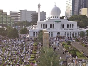 Potret Pelaksanaan Salat Id di Masjid Agung Al Azhar