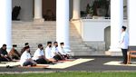 Potret Jokowi-Iriana Salat Id di Halaman Istana Bogor