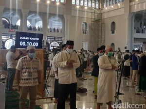 Khofifah Nilai Salat Id Selama 30 Menit di Masjid Al-Akbar Sesuai Prokes