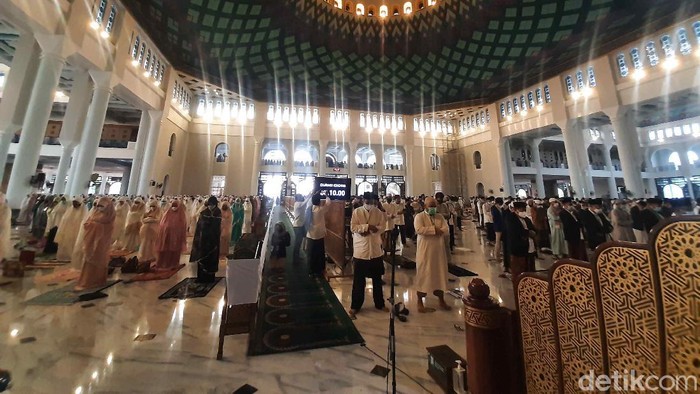 Potret Salat Id di Masjid Al-Akbar Surabaya Bersama Gubernur Khofifah