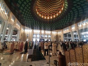 Jumlah COVID-19 Turun, MUI Jatim Imbau Warga Kembali Rapatkan Shaf Salat