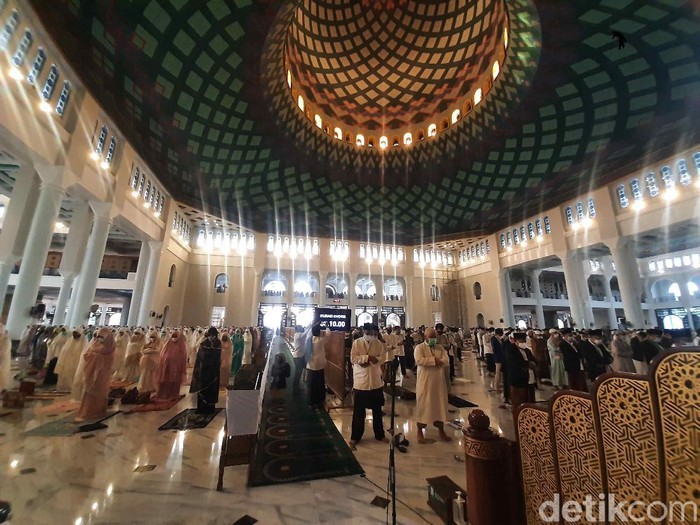 Potret Salat Id di Masjid Al-Akbar Surabaya Bersama Gubernur Khofifah