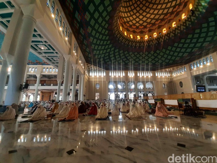 Potret Salat Id di Masjid Al-Akbar Surabaya Bersama Gubernur Khofifah
