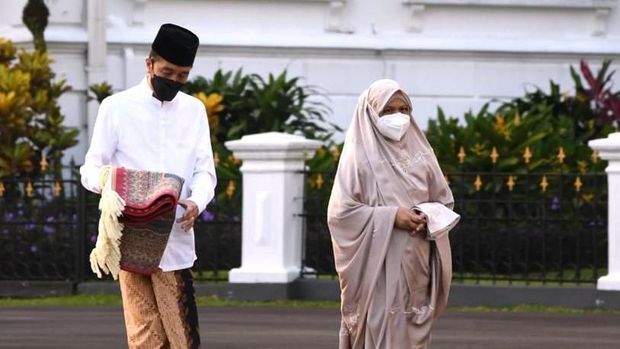 Presiden Joko Widodo dan Ibu Negara Iriana Joko Widodo, melaksanakan salat Idulfitri 1442 H di halaman Gedung Induk Istana Kepresidenan Bogor. (BPMI Setpre)