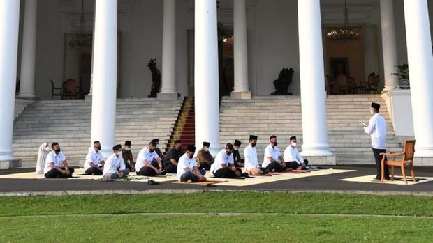 Presiden Joko Widodo dan Ibu Negara Iriana Joko Widodo, melaksanakan salat Idulfitri 1442 H di halaman Gedung Induk Istana Kepresidenan Bogor. (BPMI Setpre)