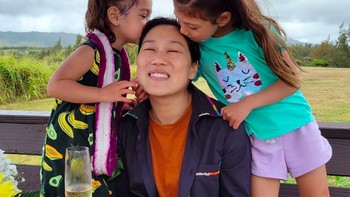 Bersama kedua anaknya saat merayakan hari Ibu. Priscilla dulu menjalani pendidikan awalnya di sekolah paling buruk dengan fasilitas tidak layak, terlebih lagi ia jadi sasaran bully teman sekolahnya. Foto: Instagram 