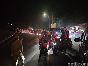 Membeludak! Ribuan Pemudik Jebol di Penyekatan Puncak Cianjur