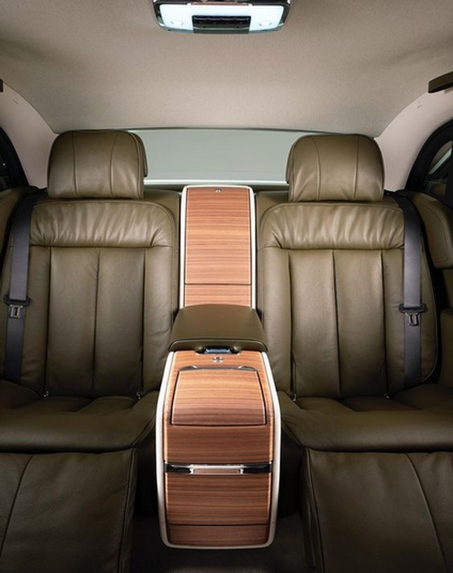 Kabin Rolls-Royce tampak terasa kian mewah dengan jok premium kulit Hermes. Sang pemilik memang ingin menghadirkan pengalaman terbang dengan jet pribadinya di mobil ini. (Foto: Dok. Rolls Royce)