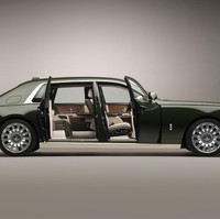 Siluet diambil dari Rolls Royce tipe Phantom VIII. Namun, pabrikan otomotif asal Inggris ini juga mengambil inspirasi desain mobil ini dari pesawat jet pribadi Maezawa yang baru-baru dipesannya dalam warna hijau. (Foto: Dok. Rolls Royce)