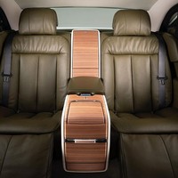 Kabin Rolls-Royce tampak terasa kian mewah dengan jok premium kulit Hermes. Sang pemilik memang ingin menghadirkan pengalaman terbang dengan jet pribadinya di mobil ini. (Foto: Dok. Rolls Royce)