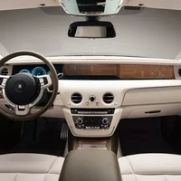 Di dalam, interiornya mendapat finishing berupa kulit Hermes Enea Green. Misalnya, pada roda kemudi, pegangan duchess, gear selector, dan kontrol putar untuk pengaturan iklim mobil. Kulit Hermes juga menyelimuti sekitar panel instrumen atas, pilar interior, dan rak parsel. (Foto: Dok. Rolls Royce)