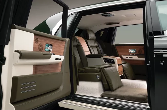 Warna hijau dan krem tampak mendominasi. Warna ini disebut Oribe Green dan Cream-White yang diambil dari koleksi keramik Jepang abad ke-16 (Foto: Dok. Rolls Royce)