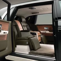 Warna hijau dan krem tampak mendominasi. Warna ini disebut Oribe Green dan Cream-White yang diambil dari koleksi keramik Jepang abad ke-16 (Foto: Dok. Rolls Royce)