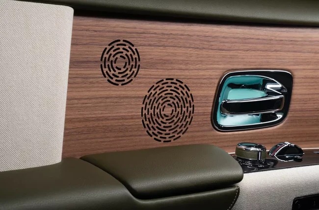 Bagian fret speaker, meja dan konsol di bagian belakang merupakan hasil dari Rolls-Royce yang dibalut dengan warna Royal Walnut. Adapun penyangga tangan bagian pintu, aksen konsol di tengah dan belakang mobil dibalut dengan kanvas “Toile H” khas Hermes. (Foto: Dok. Rolls Royce)