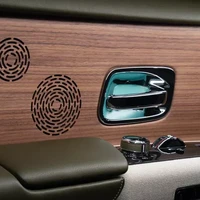 Bagian fret speaker, meja dan konsol di bagian belakang merupakan hasil dari Rolls-Royce yang dibalut dengan warna Royal Walnut. Adapun penyangga tangan bagian pintu, aksen konsol di tengah dan belakang mobil dibalut dengan kanvas “Toile H” khas Hermes. (Foto: Dok. Rolls Royce)