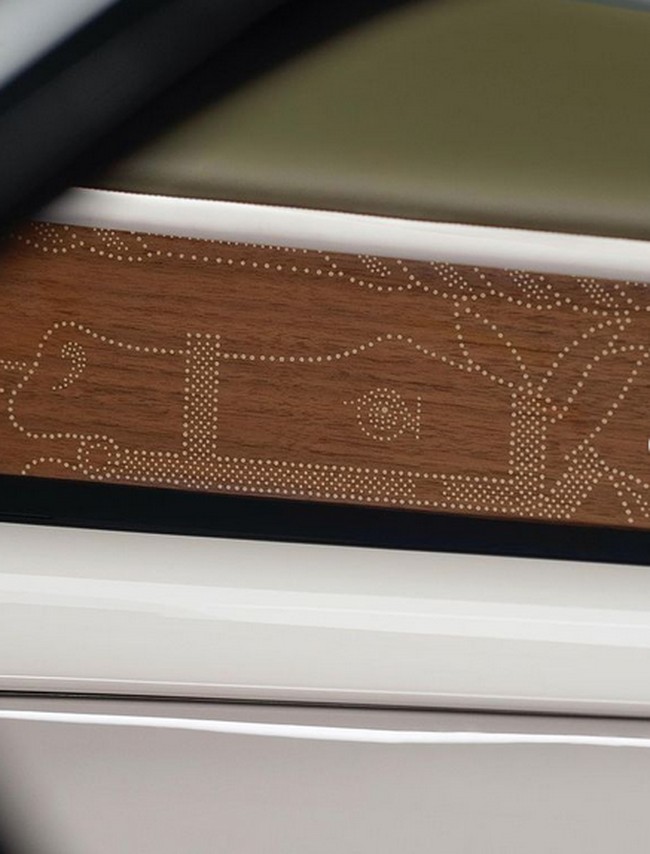 Detail sangat diperhatikan dalam desain mobil ini. Hermes bahkan memesan karya seni yang terinspirasi dari artisan asal Prancis, Pierre Peron. Hasilnya berupa motif kuda Hermes yang dipajang di belakang kaca. (Foto: Dok. Rolls Royce)