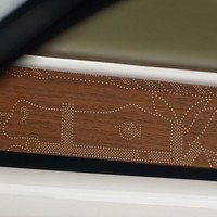Detail sangat diperhatikan dalam desain mobil ini. Hermes bahkan memesan karya seni yang terinspirasi dari artisan asal Prancis, Pierre Peron. Hasilnya berupa motif kuda Hermes yang dipajang di belakang kaca. (Foto: Dok. Rolls Royce)