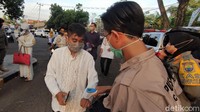 Penyelanggaraan salat Id tersebut menerapkan protokol kesehatan yang ketat. Sebelum masuk ke kawasan Lapangan Prawatasari, masyarakat dicek suhu tubuh oleh petugas kesehatan dari Puskesmas Cianjur dan relawan PMI. 