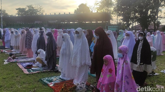 Saat Warga Cianjut Salat Id di Lapangan Taman Prawatasari Warga di Kabupaten Cianjur, Jabar, melaksanakan salat Id di Lapangan Taman Prawatasari. Pelaksanaan salat Id terapkan prokes ketat guna cegah penyebaran Corona.