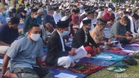 Warga yang hendak salat Id di Lapangan Taman Prawatasari pun diwajibkan untuk mengenakan masker. Warga yang tidak membawa masker pun diberi masker oleh petugas agar protokol kesehatan tetap dijalankan.   