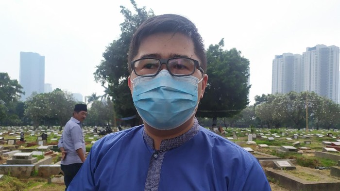Salah seorang peziarah, Rino (30), mengaku diperbolehkan warga sekitar makam sehingga bisa masuk TPU Menteng Pulo