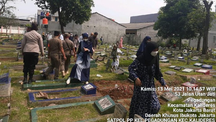 Satpol PP Halau Puluhan Peziarah di TPU Utan Jati Jakbar (Foto: dok Satpol PP Pegadungan)