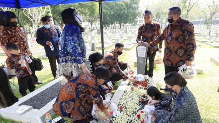 SBY berziarah ke makam Bu Ani Yudhoyono