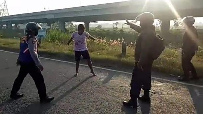 Seorang pemuda berinisial HS (30) warga Desa Gempol Sampurno Sidoarjo, tiba-tiba mengamuk di tengah jalan arteri Porong
