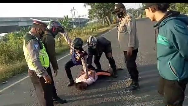 Seorang pemuda berinisial HS (30) warga Desa Gempol Sampurno Sidoarjo, tiba-tiba mengamuk di tengah jalan arteri Porong
