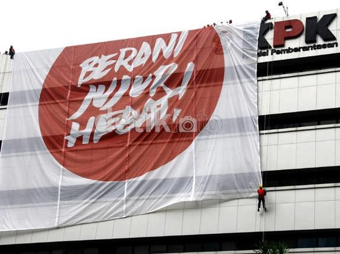 Spanduk berani jujur hebat di gedung KPK lama (detikcom)