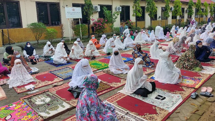 Suasana salat Id di jalan raya Kota Makassar, Sulsel
