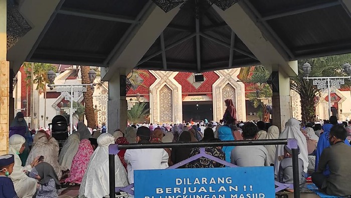 Suasana salat Id di Masjid Agung At-tin TMII