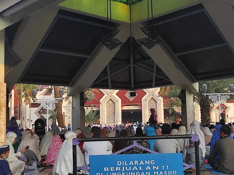 Suasana salat Id di Masjid Agung At-tin TMII