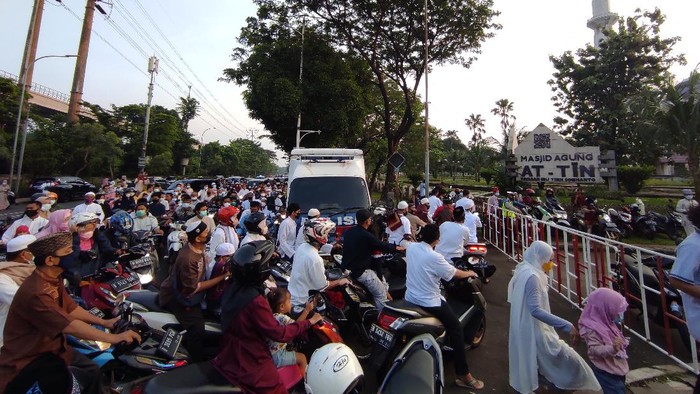 Suasana salat Id di Masjid Agung At-tin TMII