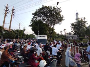 Gelar Salat Id, Masjid Agung At-Tin Ramai Didatangi Jemaah