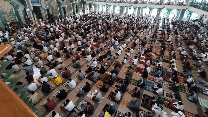 Ketua Umum Yayasan Islamic Center (YIC) Al Markaz Al Islami, Basri Hasanuddin yang ditemui usai salat Id menyebutkan ada sekitar 10 ribu jemaah yang hadir hari ini.