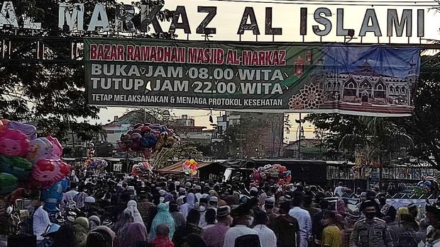 Ketua Umum Yayasan Islamic Center (YIC) Al Markaz Al Islami, Basri Hasanuddin yang ditemui usai salat Id menyebutkan ada sekitar 10 ribu jemaah yang hadir hari ini.