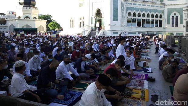 Suasana salat Id di Masjid Raya Medan (Datik Haris/detikcom)