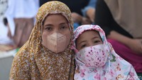 Dua orang warga yang melaksanakan salat Id di Alun-alun Majalaya, Kabupaten Bandung, tampak mengenakan masker. 