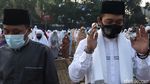 Terapkan Prokes Ketat, Warga Bandung Salat Id di Lapangan Terbuka